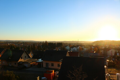 (Fotograf: Thorben Bick)

Blick auf Herzberg am Harz von einem erhöhten Aussichtspunkt am Ende der Erfurter Straße. Der Homann-Turm ist ein ehemaliger Industrieturm. Rechts, unterhalb der Sonne, erkennt man das Schloss Herzberg.