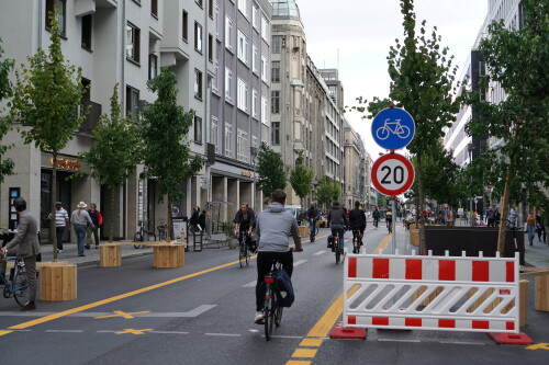 beginn-eines-radwegs-mit-geschwindigkeitsbegrenzung.jpg