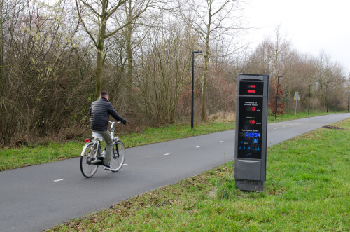 Der Fahrradzähler misst neben der Anzahl an Radfahrern auch die gefahrene Geschwindigkeit und zeigt die Reisezeit zum Bahnhof in Deventer an.