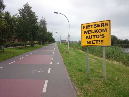 An einer für den Kfz-Verkehr gesperrten Fahrradstraße in Zwolle (NL) wird mit einem Schild deutlich darauf hingewiesen, dass Autos nicht willkommen sind.
