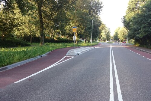 Radverkehrsführung an einer Bushaltestelle am Stadtrand von Zwolle (Niederlande)