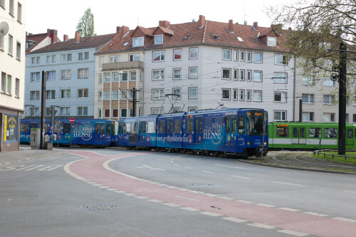 Nicht signalisierter mehrstreifiger Kreisverkehr in Hannover mit Führung von Straßenbahn und Radverkehr im Kreisverkehr.