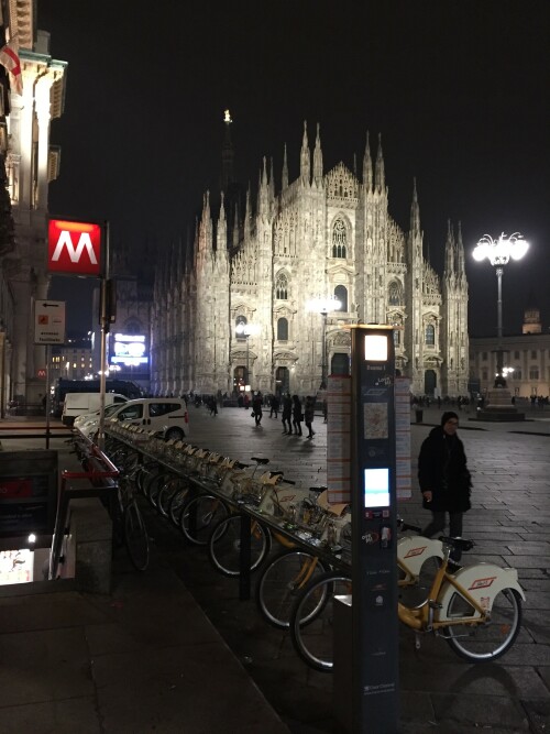 metro-und-bikesharing-station-vor-dem-mailander-dom.jpg