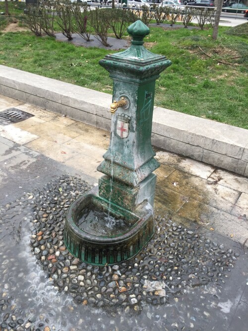 Einer der vielen Trinkbrunnen in Mailand, auch im Winter in Betrieb.