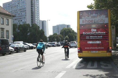 2-radfahrer-ohne-radweg-uberholen-bus-auf-busspur-katja-taubert.jpg