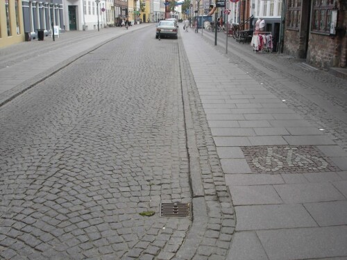 fahrradfreundliche-kopfsteinpflasterstrasse-in-odense-danemark.jpg