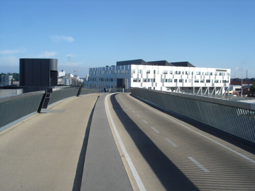 Die Fußgänger- und Fahrradbrücke „Byens Bro Brücke“ bildet eine Verbindung zwischen dem Stadtzentrum von Odense und den Stadtvierteln am Hafen. Die Brücke ist 130 m lang und überspannt die Eisenbahngleise am Hauptbahnhof. Von der Brücke gelangt man mit Aufzügen direkt auf die Bahnsteige.