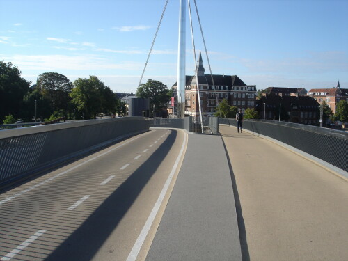 Die Fußgänger- und Fahrradbrücke „Byens Bro Brücke“ bildet eine Verbindung zwischen dem Stadtzentrum von Odense und den Stadtvierteln am Hafen. Die Brücke ist 130 m lang und überspannt die Eisenbahngleise am Hauptbahnhof. Von der Brücke gelangt man mit Aufzügen direkt auf die Bahnsteige.