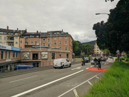 gemeinsam-genutzt-rechtsabbiegespur-pkw-radfahrstreifen.jpg