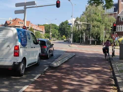 getrennte-aufstellflache-fur-radverkehr-an-knotenpunkt-mit-lsa.jpg