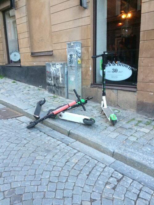 kick-scooter-als-verkehrshindernis.jpg