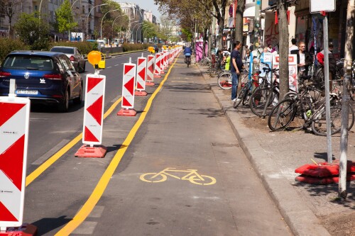 PopUp-Bike Lanes in Berlin, geschützte temporäre Radspuren als pandamieresilente Infrastruktur in Berlin zu Zeiten der Cororna Pandemie