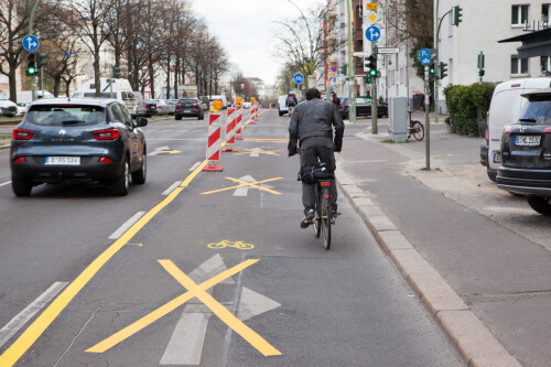 PopUp-Bike Lanes in Berlin, geschützte temporäre Radspuren als pandamieresilente Infrastruktur in Berlin zu Zeiten der Cororna Pandemie