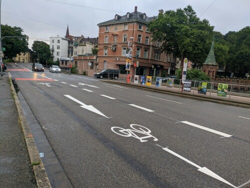 piktogrammkette-auf-gemeinsam-genutzter-fahrspur.jpg