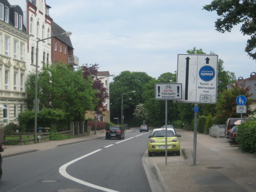 sonderzeichen-radfahrer-durfen-fahrbahn-benutzen-kiel.jpg