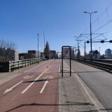 zweirichtungsradweg-auf-brucke-gegenrichtung-auf-fahrbahn