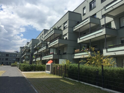 Nutzfläche: 11.500 m²

Standort: Düsseldorf-Heerdt

Fertigstellung: Sommer 2016

-----

Insgesamt 115 Wohnungen

95 2-4 Zimmer-Mietwohnungen (davon 50 öffentlich gefördert)

20 Eigentumswohnungen

Soziale Einrichtungen der Diakonie

2 Wohngruppen für Demente

Tagespflege für Senioren

Großtagespflege (U3)