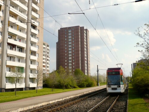 strassenbahn-in-plattenbausiedlung.jpg