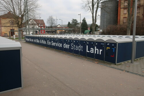 100 Radboxen am Bahnhof Lahr (südlich von Offenburg) mit der Aufschrift: "Steigen Sie um mit Bike & Ride. Ein Service der Stadt Lahr."