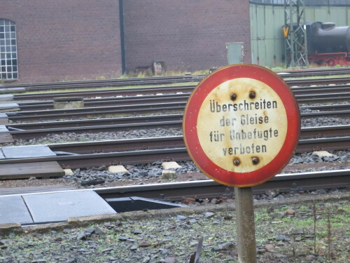 schild-uberschreiten-der-gleise-fur-unbefugte-verboten.jpg