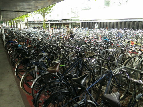 Abgestellte Fahrräder bei Amsterdam Centraal
