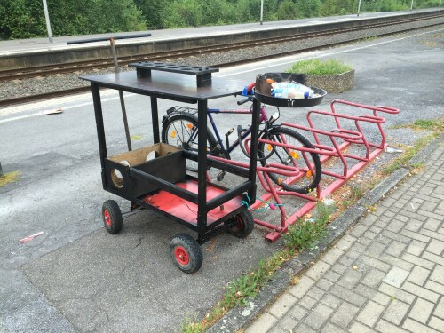 Mobilitätsstation mit Bollerwagen an der Radstation in Fröndenberg in NRW