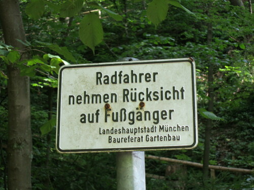 schild-radfahrer-nehmen-rucksicht-auf-fussganger.jpg