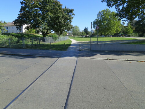 Umnutzung einer innerstädtischen Bahntrasse als Gehweg.

Die Schienen wurden erhalten.

Ort: Hanau-Lamboy, ehemalige Kaserne.