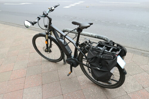 ein-s-pedelec-am-fahrradbugel.jpg