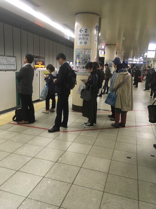 japan-metro-schlange.jpg