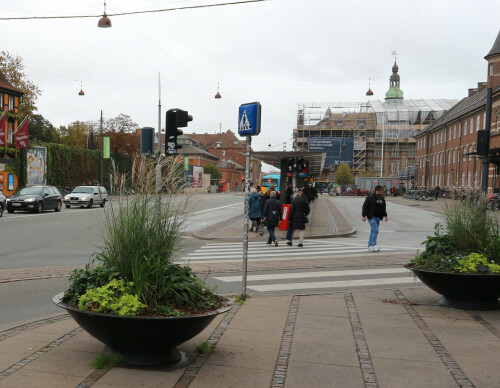kopenhagen-am-hauptbahnhof-zebrastreifen-uber-radweg-zum-bussteig-12.jpg