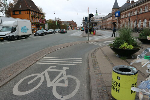 kopenhagen-am-hauptbahnhof-zebrastreifen-uber-radweg-zum-bussteig-22.jpg