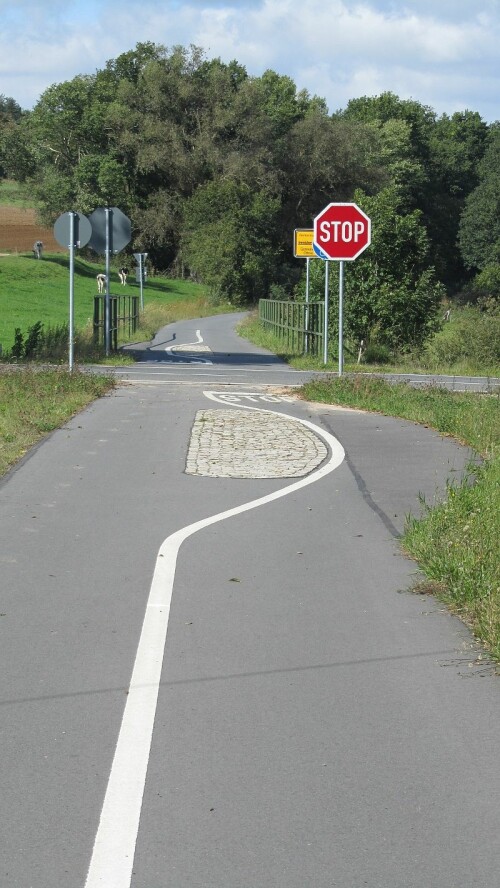 bahnradweg-gute-absicherung-einer-querung-ausserorts-ruttelinsel-statt-umlaufsperre.jpg