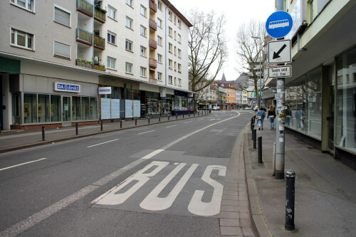 busspur-taxen-und-radfahrer-frei.jpg