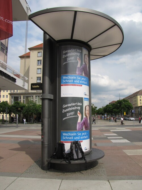 dresden-automatiktoilette-bauart-modern-an-der-haltestelle-altmarkt-2008.jpg