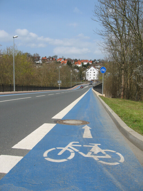 eindeutig-ein-blauer-radfahrstreifen-in-bad-wildungen.jpg