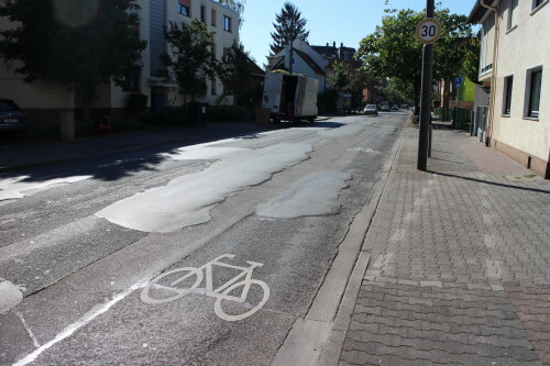 frankfurt-fechenheim-piktogrammspur-in-der-starkenburger-strasse-in-kombination-mit-tempo-30.jpg