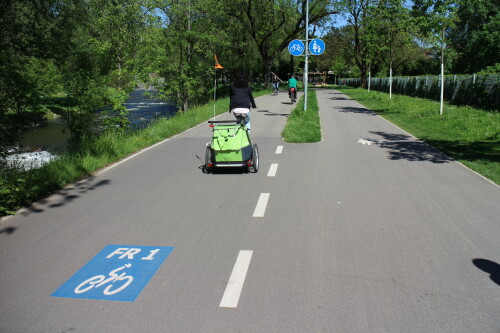 freiburg-im-breisgau-rad-vorrang-route-fr1-dreisamuferweg.jpg