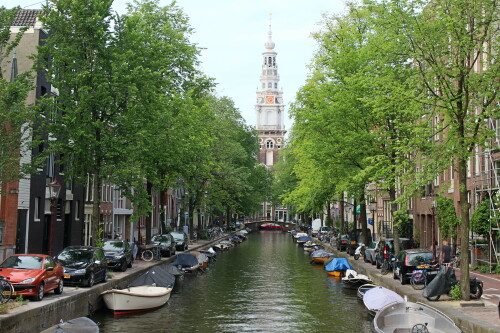 Die kleine Klappbrücke "Staalmeestersbrug" am Groenburgwal an der Staalsstraat kann stellvertretend als Motiv für das weltbekannte Amsterdam herangezogen werden. Vom Bauwerk ergibt sich eine attraktive Blickachse zum Turm der Zuiderkerk. Über die Brücke führt ferner eine innerstädtische Radroute bzw. Nahmobilitätsachse.