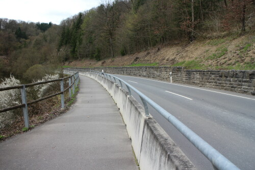 jagst-radweg-bei-berlichingen-fahrbahntrenner.jpg