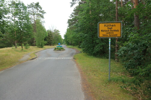 kleiner-fahrbahnteiler-ortseingang-dorf-kothen-brandenburg.jpg