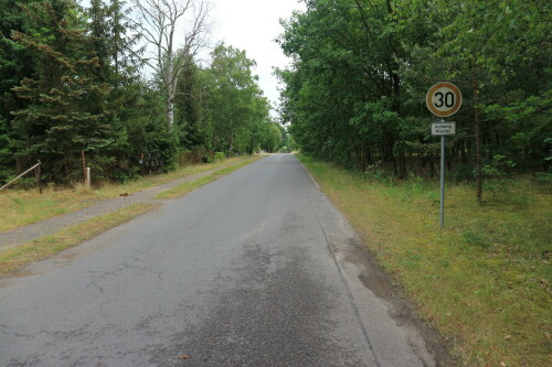 Im Verlauf der Ortsdurchfahrt gilt Tempo 30 mit Zusatzschild "Achtung Pferde".