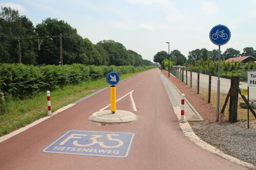 pfostensperre-am-radschnellweg-f-35-hengelo-enschede-in-06-2015.jpg