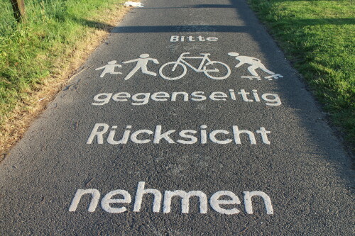 sympathische-verkehrskommunikation-auf-dem-fuldaradweg-bei-baunatal-guntershausen.jpg