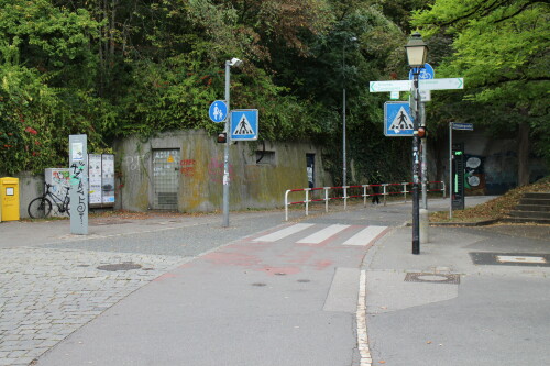 Zebrastreifen über Radverkehrsanlagen haben in Deutschland Seltenheitswert. Es macht aber durchaus Sinn sie einzusetzen - sofern eben Bedarf besteht. Ein solcher Bedarf ist hier am Schlosstunnel in Tübingen gegeben. Es gibt nämlich nur auf der einen Tunnelseite einen Fußweg. Die Absicherung des Fußwegs durch ein Geländer macht hier ebenfalls Sinn, denn am Südzugang des Fahrrad- und Fußgängertunnel macht die Strecke einen schwer einsehbaren Knick. Amtlich muss es übrigens Fußgängerüberweg - kurz FGÜ heißen.

Bild der Tunnelröhre: https://qimby.net/image/655/fuss-und-fahrradtunnel-in-tubingen