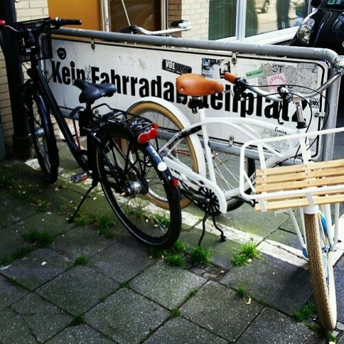 In Köln wurde diese Situation entdeckt, die stellvertretend für den Mangel an Radabstellanlagen im öffentlichen Raum steht. Da keine Möglichkeit gegeben ist, das Fahrrad sicher anzuschließen, wird das Verbotsschild umfunktioniert. Ironischerweise wird somit durch die Manifestation des Verbots in Blech die Möglichkeit geschaffen, ein Fahrrad auch sicher abstellen zu können.