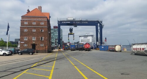 aufliegerverkranung-am-schwedenkai-im-hafen-kiel.jpg