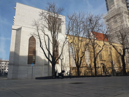 Zwischen 2014 und 2015 wurde im Stuttgarter Hospitalviertel die Hospitalstraße, die Büchsenstraße, die Hohe Straße und die Gymnasiumstraße umfassend umgestaltet.
Breite Gehwege an den Straßen, ein integriertes Blindenleitsystem und neue Bäume steigern die Barrierefreiheit und Aufenthaltsqualität. Die Hospitalstraße wurde zur Fußgängerzone mit einem schlichten und hellen Belag. Der Verzicht auf eine weitergehende Zonierung bzw. Gliederung des Platzes ermöglicht eine flexible Gestaltung und Nutzung, nur die alten Bäume mit umlaufenden Baumringen prägen den Raum. Die denkmalgeschützte Hospitalkirche fasst den entstandenen Platz zur einen Seite, mehrgeschossige Gebäude mit Mischnutzung zur anderen. Die Durchlässigkeit fur den Fuß- und Radverkehr ist gegeben. Durch die Umgestaltung entfielen rund 30 Stellplätze (Foto aus 2013: http://www.stuttgart.de/img/mdb/item/505816/108883.jpg | Luftbilder des Bereichs: http://gis6.stuttgart.de/atlasfx/js/index.html?mapId=168#basemap=2&scale=500&centerX=3512753.379692172&centerY=5404438.821140071&layerIds=)

Ebenfalls umgesetzt wurde das Möblierungskonzept des blauen "Wanderstuhls". Für das mobile Bestuhlungskonzept wurden ausgemusterte Stühle gesammelt und durch soziale Werkstätten aufbereitet. Die Stühle können nun frei im Raum platziert werden, jeder an seinem Lieblingsplatz sitzen.

Die Baukosten der Vollsanierung betrugen ca. 3.5 Mio. €.