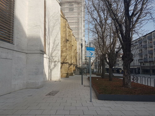Zwischen 2014 und 2015 wurde im Stuttgarter Hospitalviertel die Hospitalstraße, die Büchsenstraße, die Hohe Straße und die Gymnasiumstraße umfassend umgestaltet.
Breite Gehwege an den Straßen, ein integriertes Blindenleitsystem und neue Bäume steigern die Barrierefreiheit und Aufenthaltsqualität. Die Hospitalstraße wurde zur Fußgängerzone mit einem schlichten und hellen Belag. Der Verzicht auf eine weitergehende Zonierung bzw. Gliederung des Platzes ermöglicht eine flexible Gestaltung und Nutzung, nur die alten Bäume mit umlaufenden Baumringen prägen den Raum. Die denkmalgeschützte Hospitalkirche fasst den entstandenen Platz zur einen Seite, mehrgeschossige Gebäude mit Mischnutzung zur anderen. Die Durchlässigkeit fur den Fuß- und Radverkehr ist gegeben. Durch die Umgestaltung entfielen rund 30 Stellplätze (Foto aus 2013: http://www.stuttgart.de/img/mdb/item/505816/108883.jpg | Luftbilder des Bereichs: http://gis6.stuttgart.de/atlasfx/js/index.html?mapId=168#basemap=2&scale=500&centerX=3512753.379692172&centerY=5404438.821140071&layerIds=)

Ebenfalls umgesetzt wurde das Möblierungskonzept des blauen "Wanderstuhls". Für das mobile Bestuhlungskonzept wurden ausgemusterte Stühle gesammelt und durch soziale Werkstätten aufbereitet. Die Stühle können nun frei im Raum platziert werden, jeder an seinem Lieblingsplatz sitzen.

Die Baukosten der Vollsanierung betrugen ca. 3.5 Mio. €.