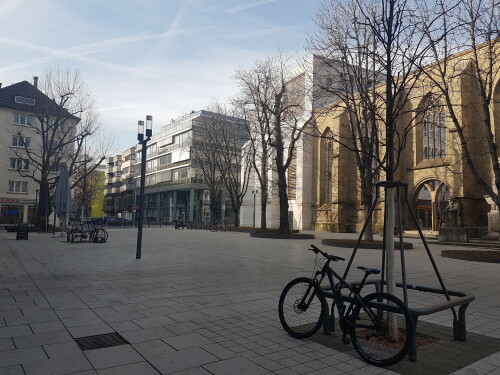 Zwischen 2014 und 2015 wurde im Stuttgarter Hospitalviertel die Hospitalstraße, die Büchsenstraße, die Hohe Straße und die Gymnasiumstraße umfassend umgestaltet.
Breite Gehwege an den Straßen, ein integriertes Blindenleitsystem und neue Bäume steigern die Barrierefreiheit und Aufenthaltsqualität. Die Hospitalstraße wurde zur Fußgängerzone mit einem schlichten und hellen Belag. Der Verzicht auf eine weitergehende Zonierung bzw. Gliederung des Platzes ermöglicht eine flexible Gestaltung und Nutzung, nur die alten Bäume mit umlaufenden Baumringen prägen den Raum. Die denkmalgeschützte Hospitalkirche fasst den entstandenen Platz zur einen Seite, mehrgeschossige Gebäude mit Mischnutzung zur anderen. Die Durchlässigkeit fur den Fuß- und Radverkehr ist gegeben. Durch die Umgestaltung entfielen rund 30 Stellplätze (Foto aus 2013: http://www.stuttgart.de/img/mdb/item/505816/108883.jpg | Luftbilder des Bereichs: http://gis6.stuttgart.de/atlasfx/js/index.html?mapId=168#basemap=2&scale=500&centerX=3512753.379692172&centerY=5404438.821140071&layerIds=)

Ebenfalls umgesetzt wurde das Möblierungskonzept des blauen "Wanderstuhls". Für das mobile Bestuhlungskonzept wurden ausgemusterte Stühle gesammelt und durch soziale Werkstätten aufbereitet. Die Stühle können nun frei im Raum platziert werden, jeder an seinem Lieblingsplatz sitzen.

Die Baukosten der Vollsanierung betrugen ca. 3.5 Mio. €.